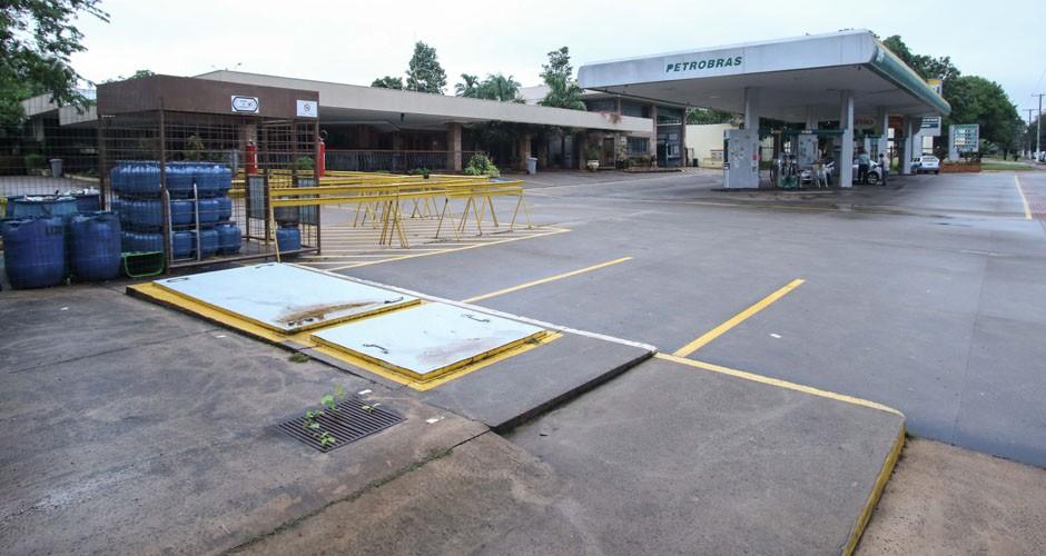 Polícia analisa explosivo deixado em posto de combustíveis