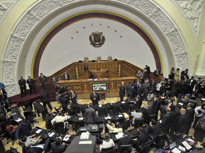 Parlamento da Venezuela começa a discutir anistia de presos políticos