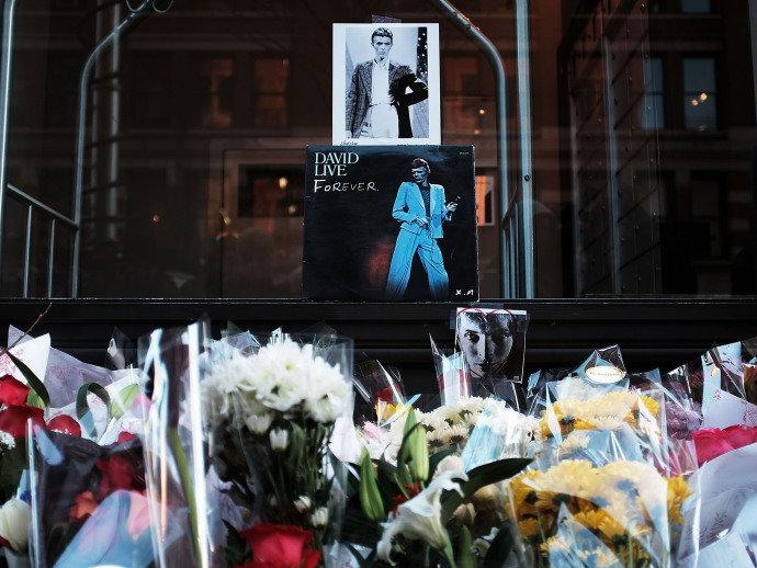 Casa de David Bowie se enche de homenagens