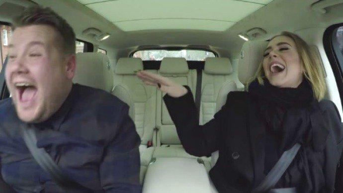 Adele cantarola em “karaokê” dentro de carro. Assista