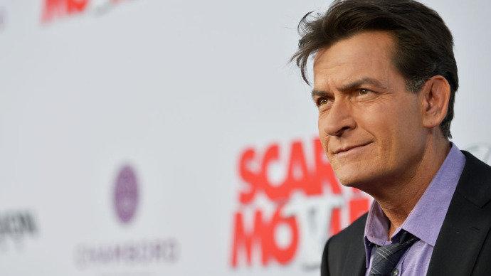 Charlie Sheen diz que suspendeu remédios contra HIV