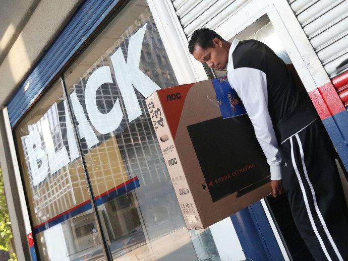 Varejo surpreende em novembro, mas acumula pior resultado anual desde 2003