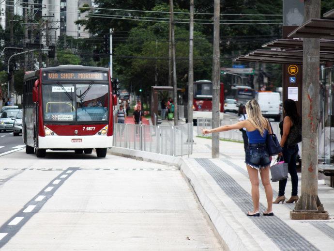 IBGE: Setor de serviços recua 6,3% em novembro