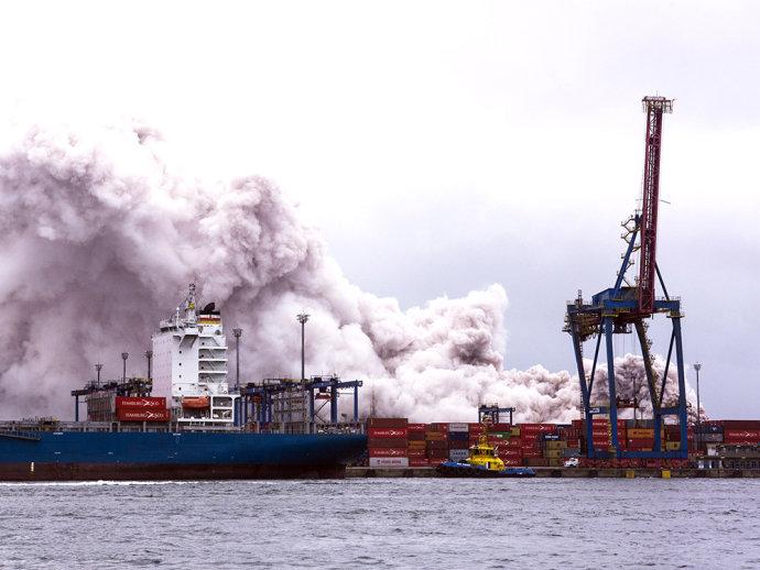 Incêndio atinge terminal portuário no Guarujá
