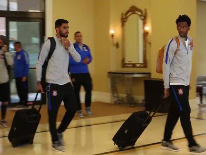 Corinthians chega a Orlando, mas leva susto após raio atingir avião