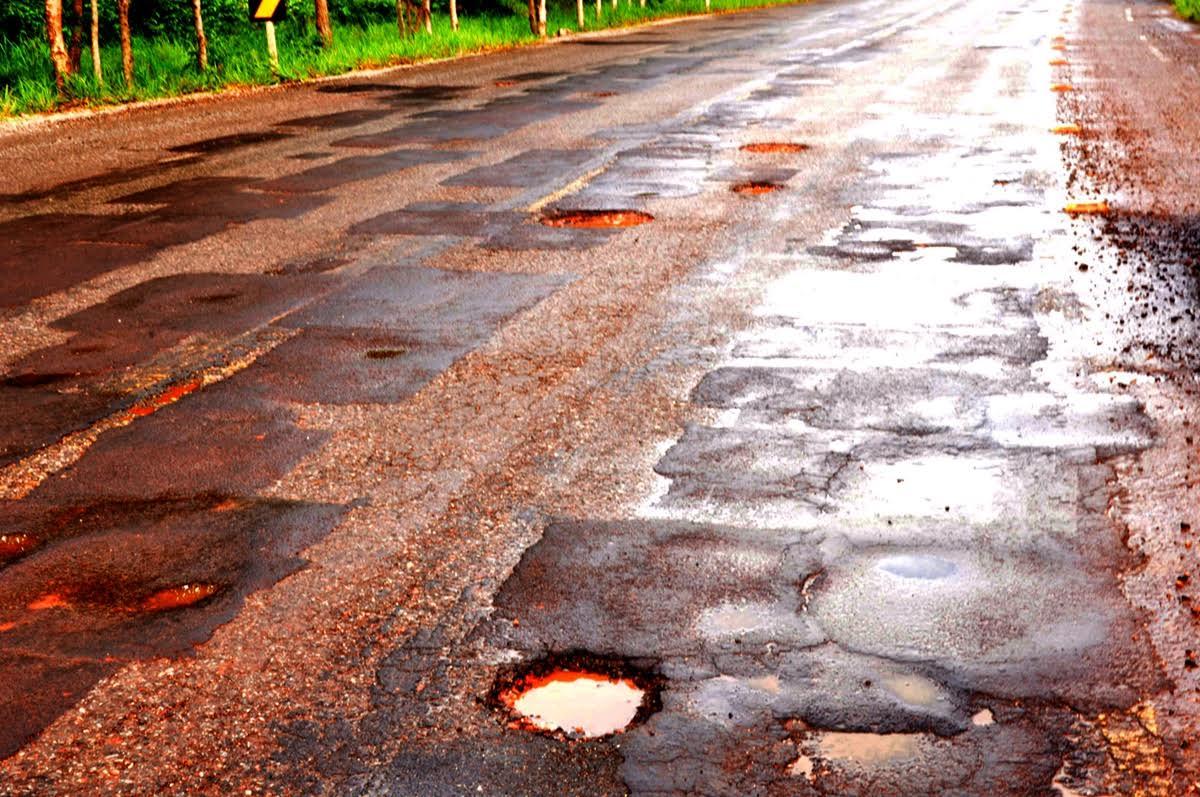 Estradas das principais cidades turísticas do estado estão tomadas por buracos