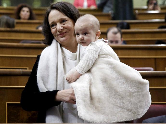 Espanha: Deputada é criticada por amamentar seu bebê no Congresso