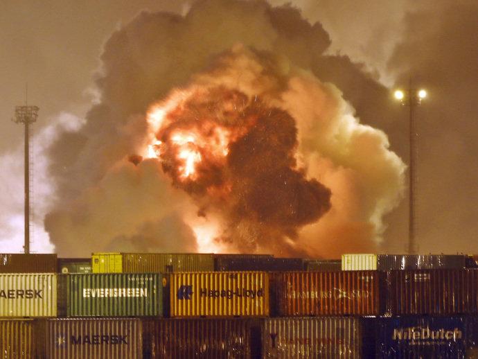 Bombeiros seguem combatendo fogo no Guarujá