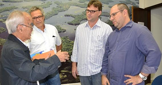 Livro de autor sul-mato-grossense registra rochas calcárias da costa brasileira