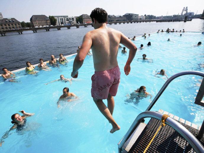 Cidade alemã veta acesso de refugiados à piscina por assédio