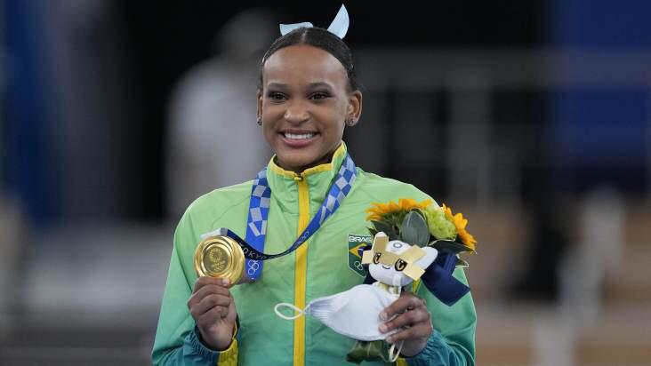 Após prata, Rebeca Andrade leva ouro no salto e se torna a 1ª campeã olímpica do país