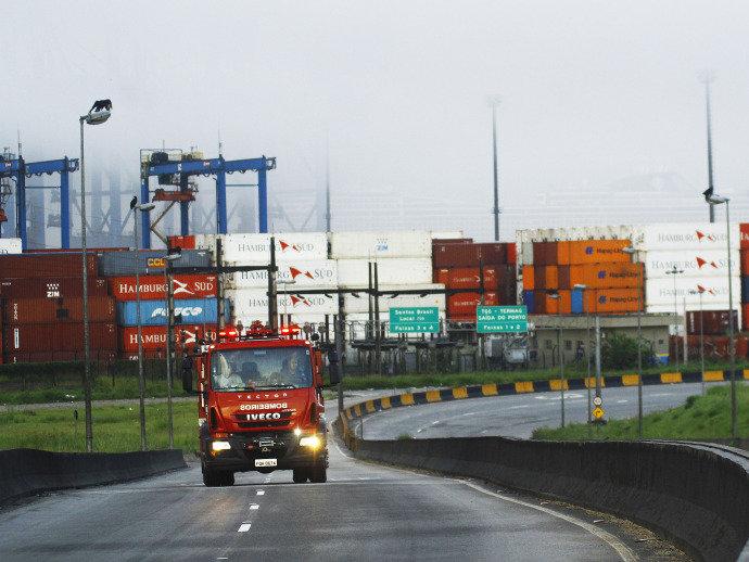 Bombeiros extinguem incêndio em terminal portuário no Guarujá