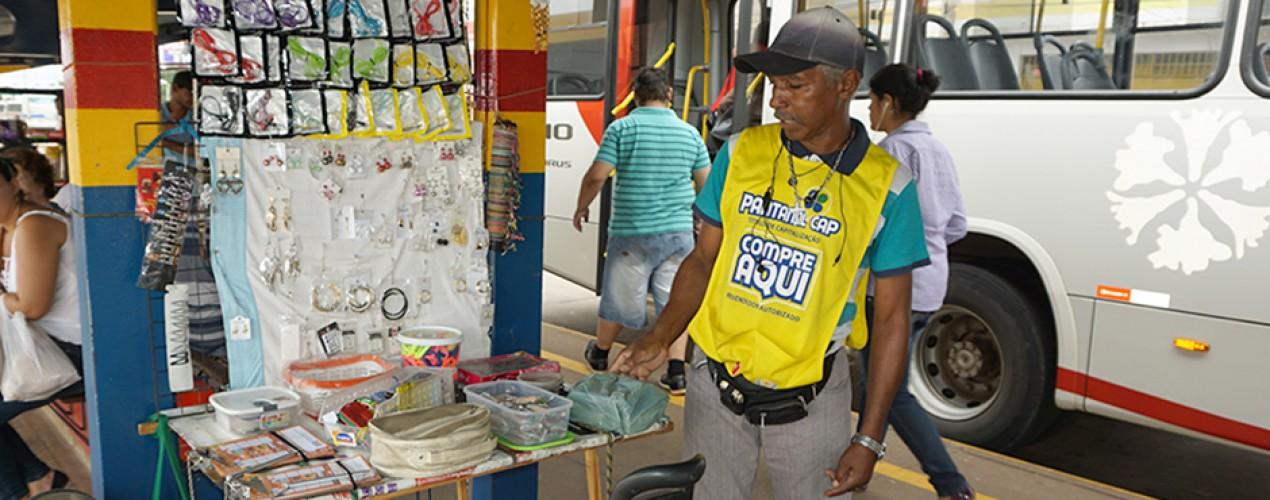 Prefeitura recadastra ambulantes no terminais
