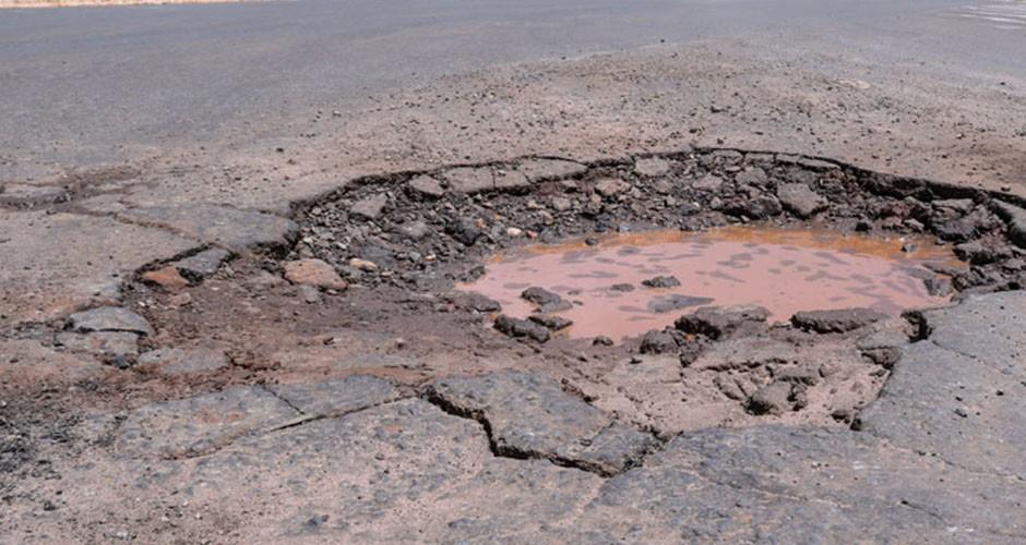 Motociclista passa em buraco, cai e morre