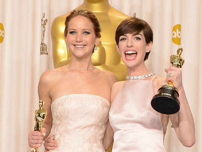 Anne Hathaway defende grosseria de Jennifer Lawrence e é criticada também