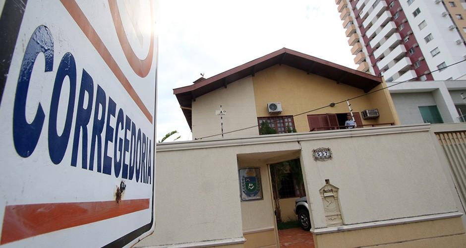 Três policiais são presos sob suspeita de agressão