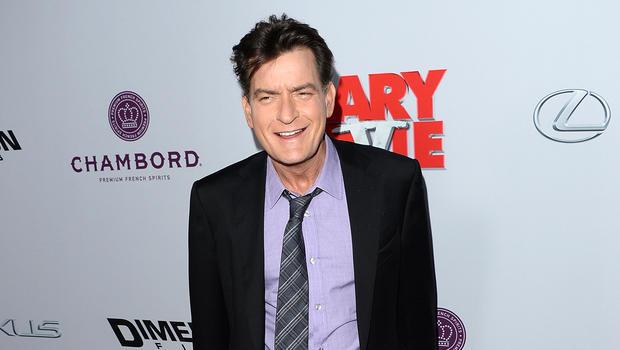 Charlie Sheen se junta a elenco de ‘Friends’ em homenagem a diretor de sitcoms
