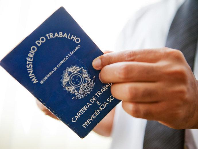 Brasil fecha 1,54 milhão de vagas formais de trabalho em 2015