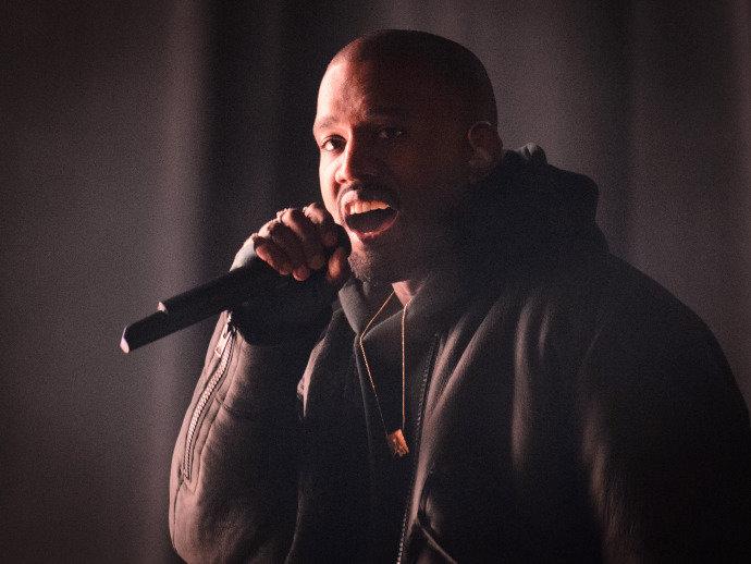 Kanye West nega rumor sobre disco com covers de Bowie