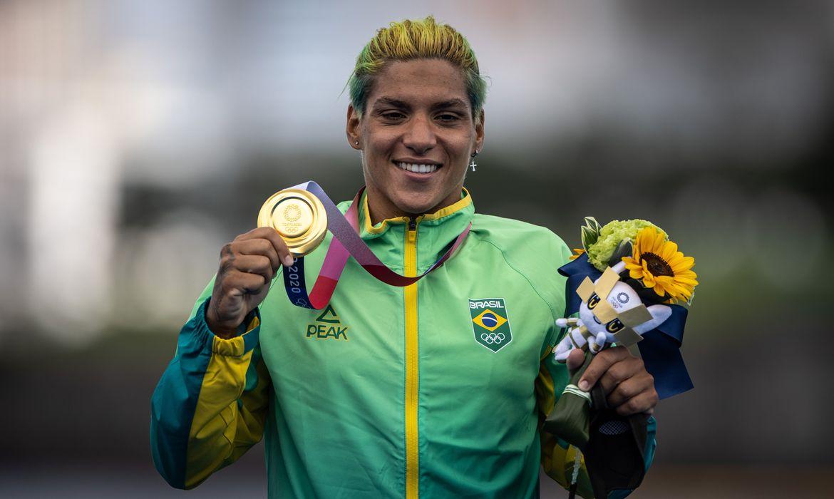 Ana Marcela é campeã na maratona aquática