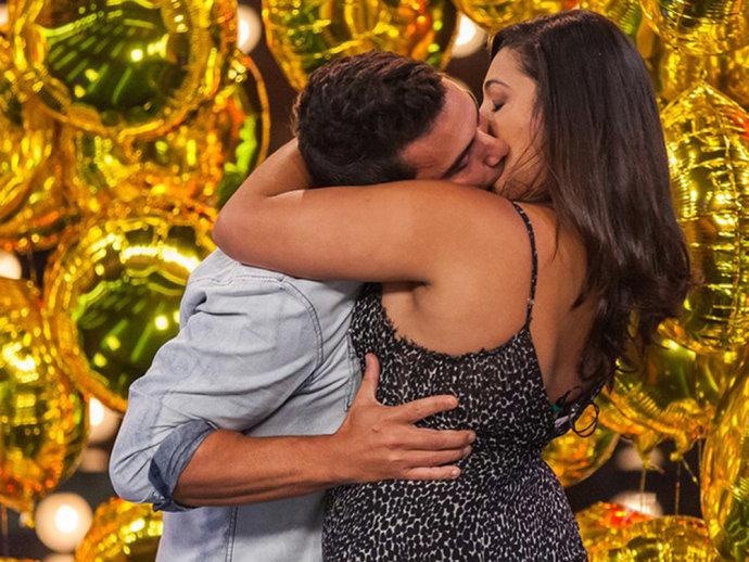 ‘Pensei que ele fosse me dar o telefone’, diz garota que beijou André Marques