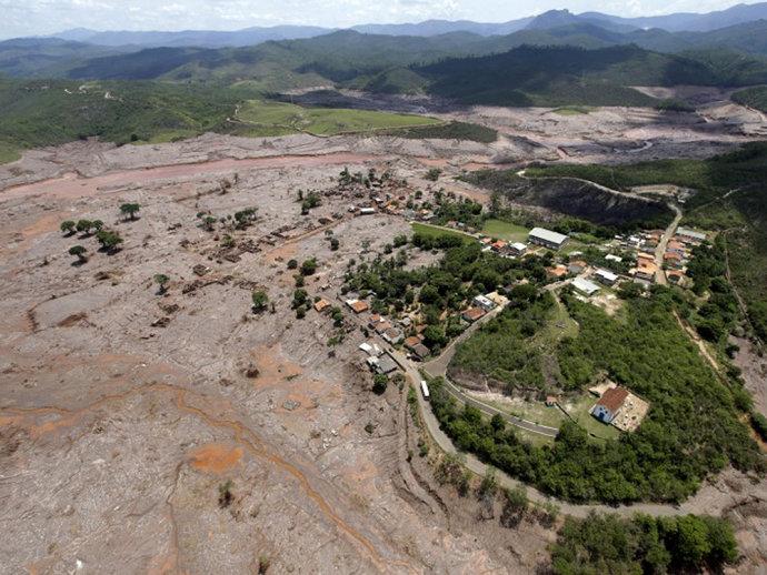 Samarco pressionou por licença, diz projetista da barragem