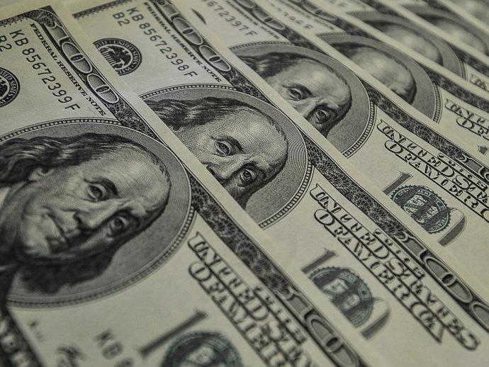 Brasileiro gastou 32% menos no exterior em 2015 por causa do dólar caro