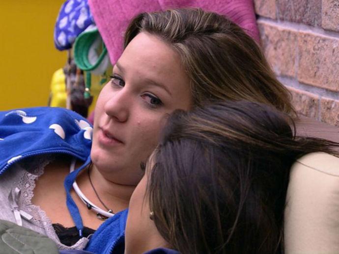 Maria Claudia, do 'BBB16', tem crise de carência na madrugada