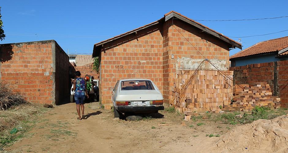 Homem morre a tiros em frente de casa