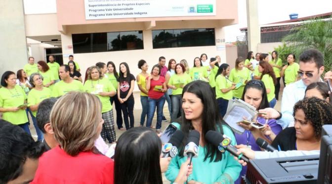 Vale Universidade é para quem precisa, diz governadora sobre bolsas universitárias