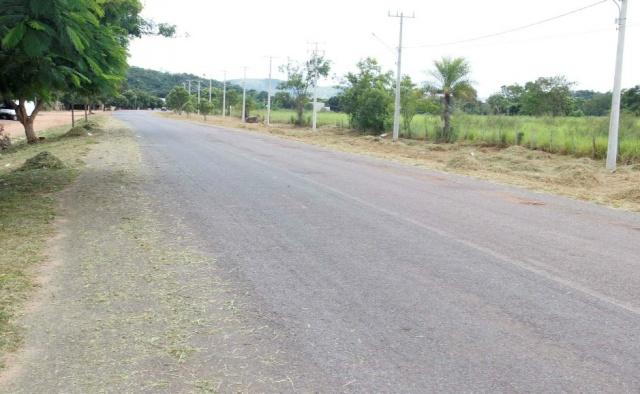 Secretaria de Obras realiza limpeza de acostamento na Rodovia MS-382 em Bonito