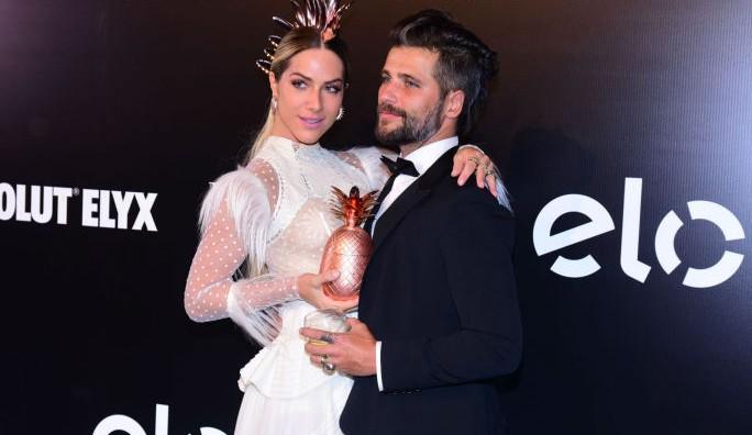 Baile de carnaval teve Gagliasso de saia e Adriane Galisteu à lá Lady Gaga