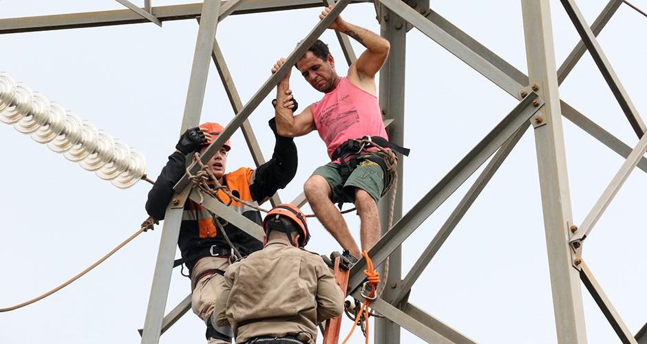 Bombeiros impedem que homem se atire de torre