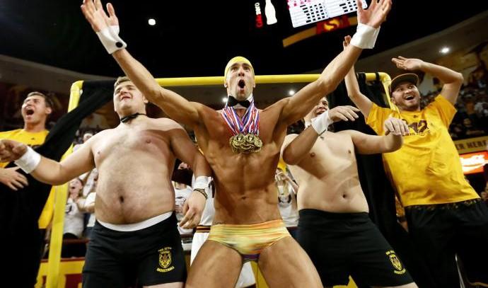 De sunga, Phelps rouba a cena e distrai rivais em jogo de basquete universitário