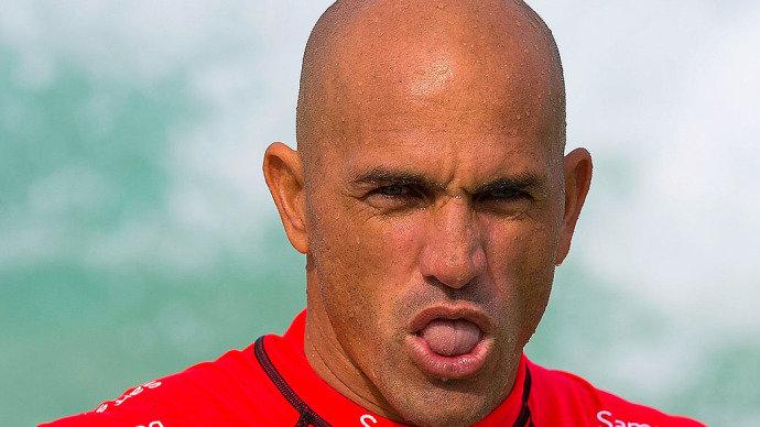Kelly Slater salva mãe e filho de onda gigante no Havaí
