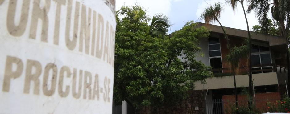 Móveis são retirados do escritório de Delcídio