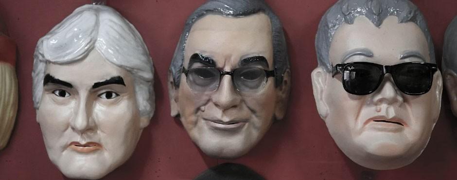 Máscara com cabelo grisalho de Delcídio é sucesso