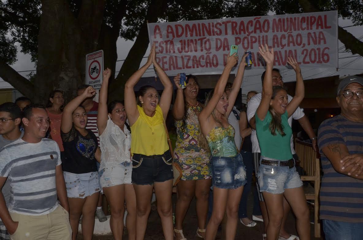 Chuva não atrapalha e população comparece em peso a manifestação pelo Carnaval de Jardim