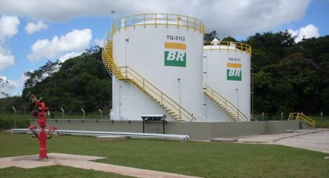 Funcionário da Petrobras morre após cair em tanque interditado, diz Sindicato