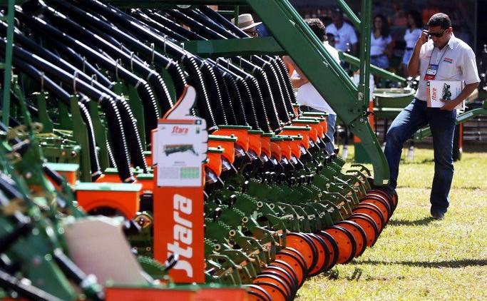 Produção industrial tem queda de 8,3% em 2015