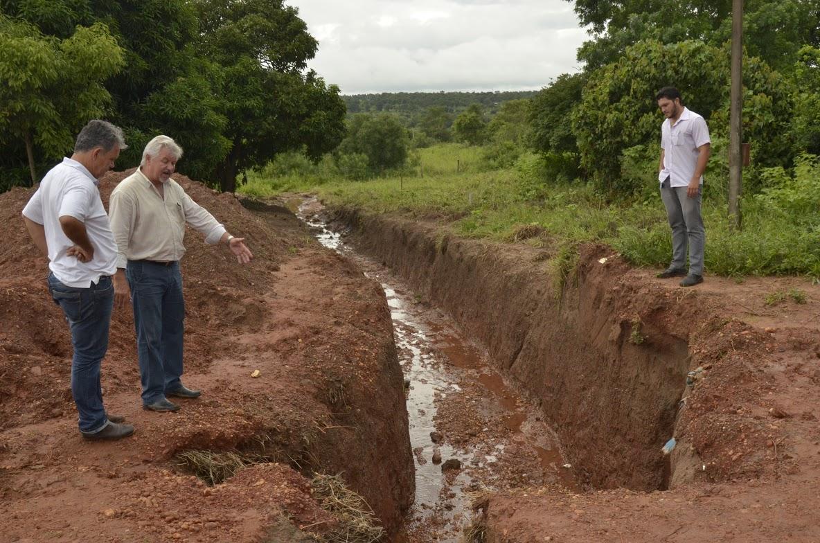 Jardim executa obras em ruas e estradas vicinais