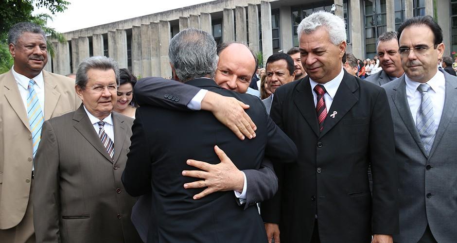 Governo quer compor dois blocos no Legislativo