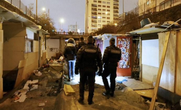 Polícia francesa desmantela a maior favela de Paris