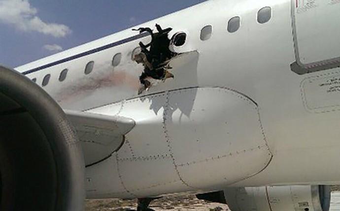 Explosão abre buraco na fuselagem e passageiro é tragado pela despressurização