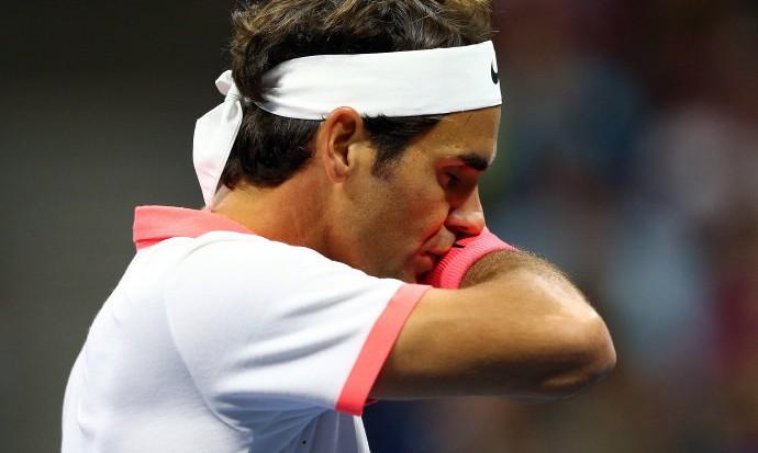 Federer passa por cirurgia no joelho e está fora de dois torneios