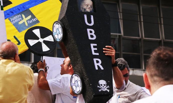 Na guerra ao Uber, taxistas ameaçam incendiar qualquer carro preto