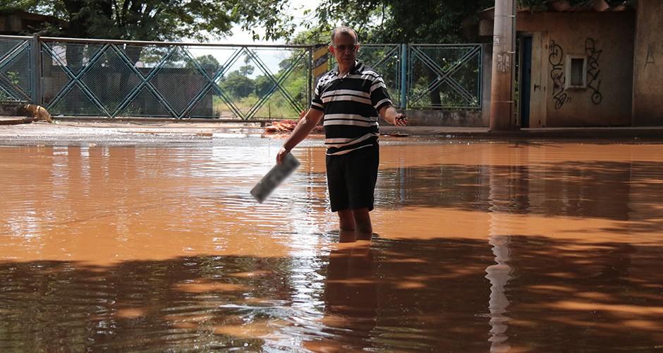 Homem perde placa em buraco e leva multa