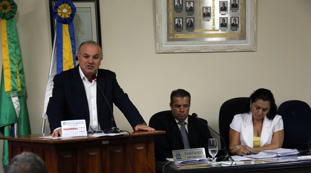 Prefeito de Caracol leva mensagem de otimismo a Câmara