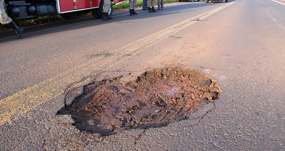 Buraco causa acidente grave na Capital