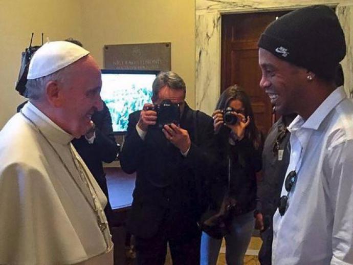 Papa Francisco diverte Ronaldinho no Vaticano: ‘Pelé ou Maradona?’